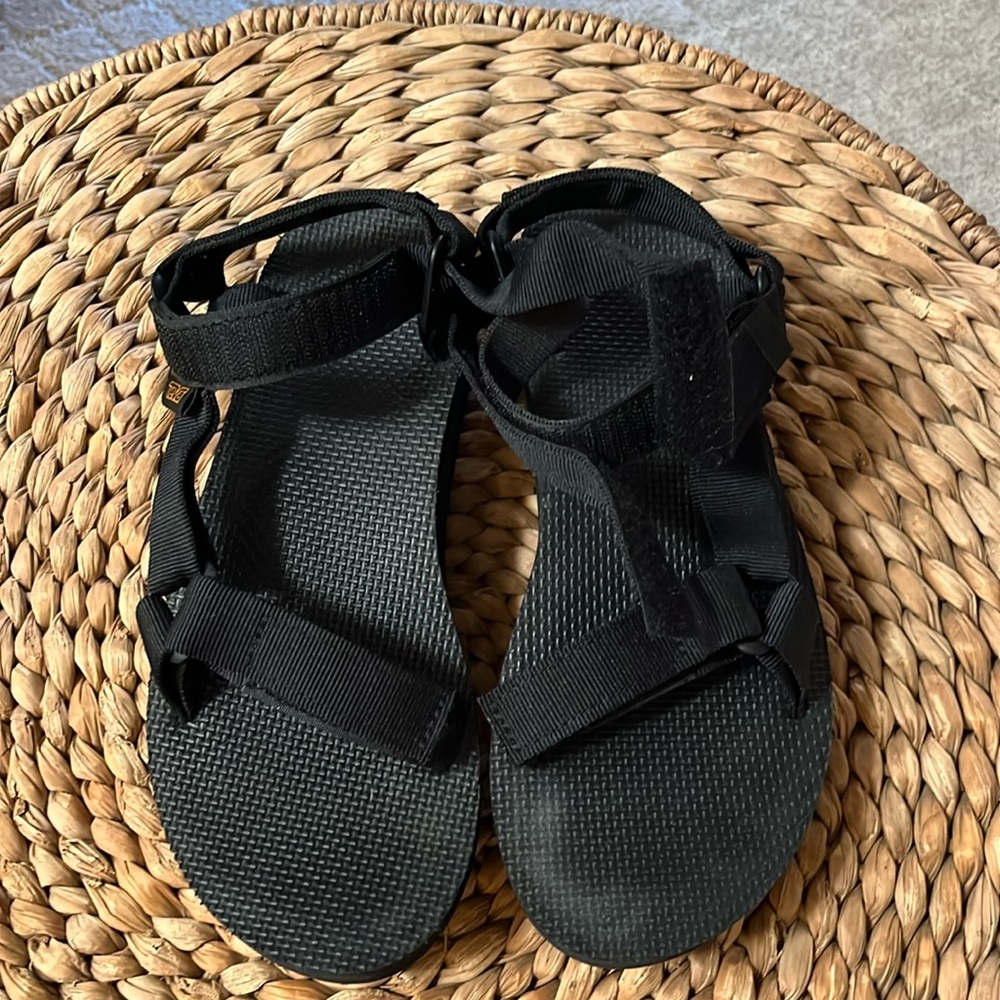 Tevas size 7 black